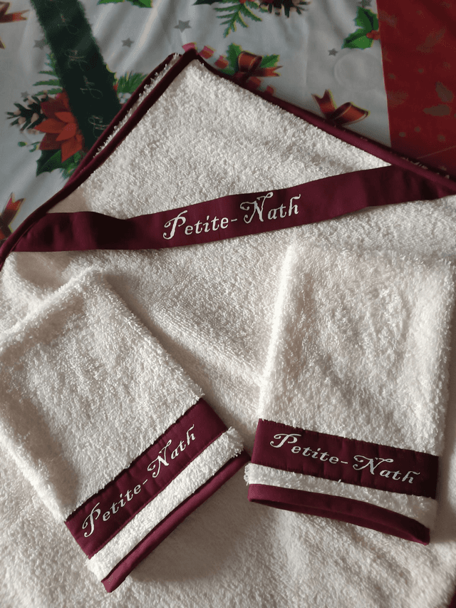 sortie de bain adulte personnalisé avec deux gants de toilette 